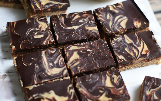 Carrés chocolat, cacahuètes & avoine